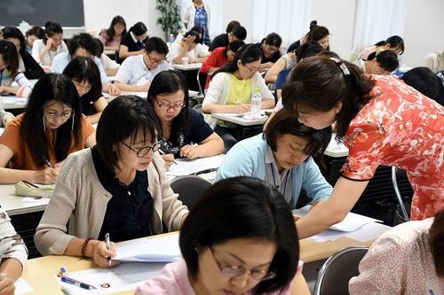 中国侨网认真学习汉语。(日本《中文导报》)
