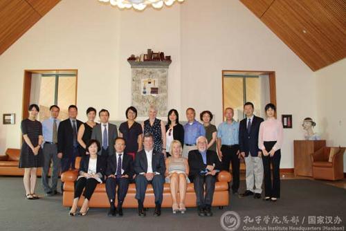 中国侨网全体会议代表合影留念。(国家汉办网站图片)