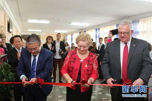 中国侨网中国驻白俄罗斯大使馆临时代办罗占辉(左)、白俄罗斯第12中学校长佩特鲁莎(中)和白俄罗斯教育部长卡尔边科共同为中国文化与文字中心剪彩。新华社记者魏忠杰摄