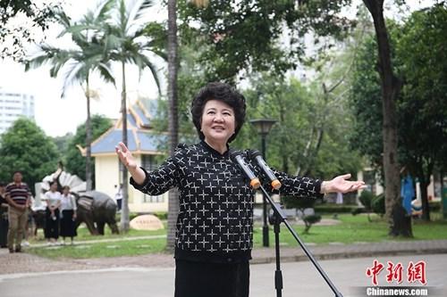 中国侨网9月11日,中国国务院侨务办公室主任裘援平抵达广西南宁,出席即将开幕的第十四届中国—东盟博览会,刚下飞机她便赴国务院侨办华文教育基地——广西华侨学校调研,与东盟华裔留学生交流。 中新社记者 翟李强 摄