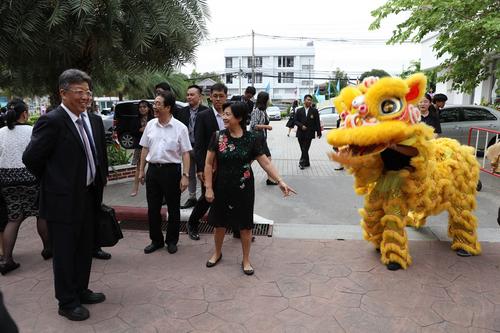 中国侨网锣鼓舞狮迎贵客