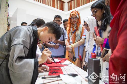 中国侨网云南大学的学生为孟加拉国的同学们展示中国书法。