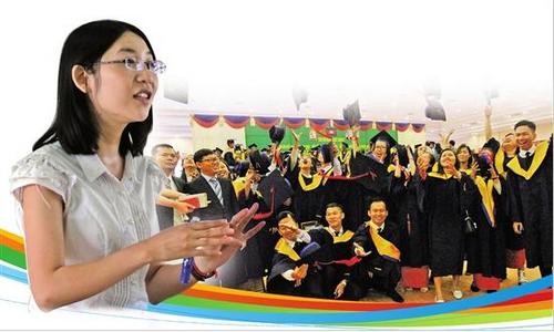 中国侨网正在上课的汉语教师 中文系师生共庆毕业。 禹江宁 摄 郭金龙 制图