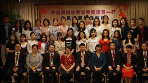 中国侨网访问团与外派教师合影