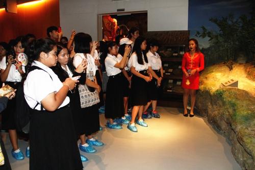 中国侨网图为师生参观“龙的传人”历史博物馆。
