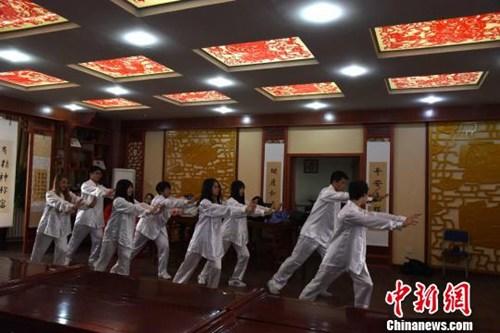 中国侨网图为外国留学生在河北感受中秋节气息。 李洋 摄