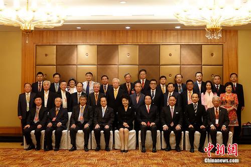 中国侨网9月27日,北京华文学院召开第二届董事会第一次会议。国侨办主任裘援平、党组书记许又声出席。图为全体与会人员合影。 中新社记者 付强 摄