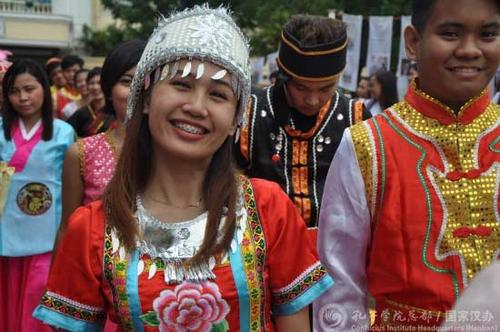中国侨网身着民族服饰的菲律宾女孩。(国家汉办网站图片)