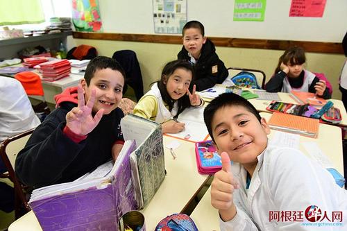 中国侨网阿根廷布市中西文双语公立学校获赠学习用具。（阿根廷华人网）