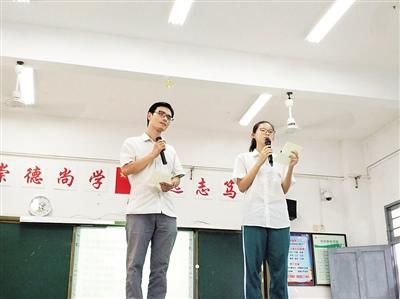 中国侨网徐永清（左）和学生李雨葳（右）朗诵徐老师原创诗歌《赌》。