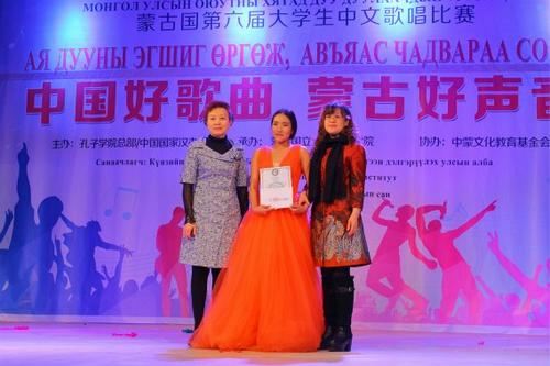 中国侨网蒙古国立大学的选手阿奴金以用中文深情演唱的《乌兰巴托之夜》打动了全场观众，获得比赛冠军。