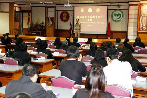 中国侨网民教委处长代表在开幕式上讲话。