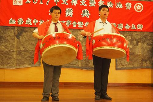 中国侨网开场学生表演打鼓。王一楠 摄