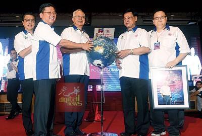 中国侨网纳吉布（左3）为全国华青高峰会主持开幕。（马来西亚《光华日报》）