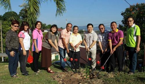 中国侨网“一校一果”正式展开，率先在芙蓉拉杭新村华小栽种8棵黄金果树，让小学生享受种植的乐趣。（马来西亚《星洲日报》）