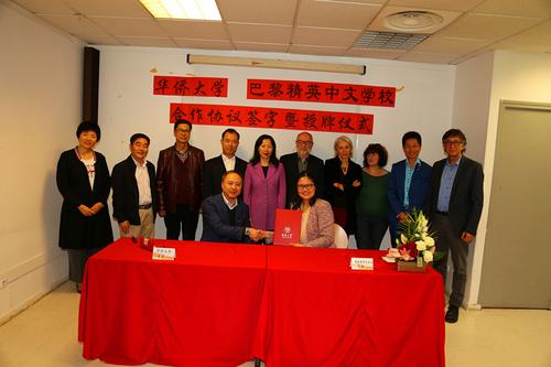 中国侨网在嘉宾见证下,曾路与宣琛在协议书上签字。(《欧洲时报》/黄冠杰 摄)