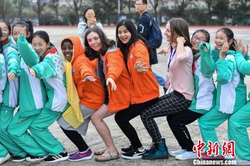 中国侨网图为参加“汉语桥”比赛的外国中学生在做游戏。 任东 摄