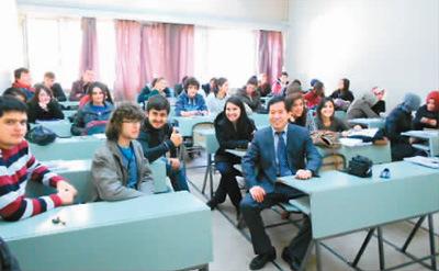 中国侨网刘召明(前排左三)和土耳其埃尔吉耶斯大学中文系学生在一起