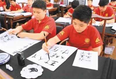中国侨网图为印度尼西亚和泰国的华裔青少年学习华文。  　　据中新社