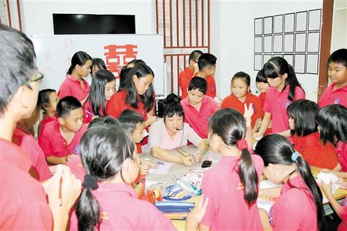 中国侨网黎艺青与学生在一起。