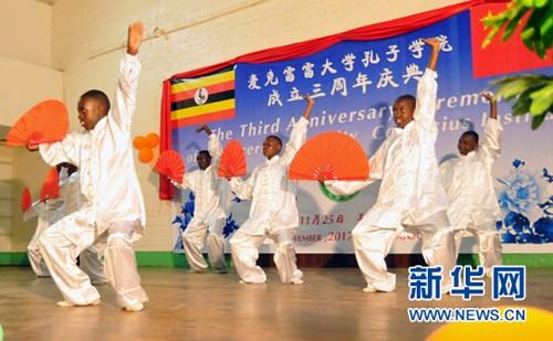 中国侨网11月25日，在乌干达首都坎帕拉麦克雷雷大学，乌干达孔子学院学生表演太极扇《中国功夫》。新华社发（约瑟夫·基恭杜 摄）