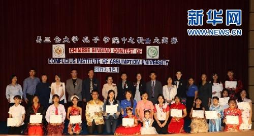 中国侨网图为易三仓大学孔子学院举办中文歌曲大奖赛获奖选手合影。12月1日,位于曼谷的易三仓大学孔子学院举办中文歌曲大奖赛,吸引了全泰国42所学校的128名学生参赛。记者 汪瑾 李欣莹 摄
