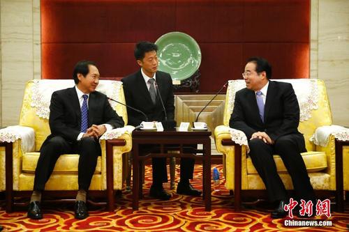 中国侨网12月5日,国务院侨办党组书记、副主任许又声在北京会见“外国政府官员中文学习班”往届优秀学员访华团。中新社记者 富田 摄