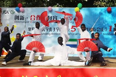 中国侨网庆典上，塞拉利昂大学孔子学院学生表演中国功夫。