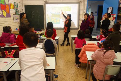 中国侨网林楠走进华文学校课堂。