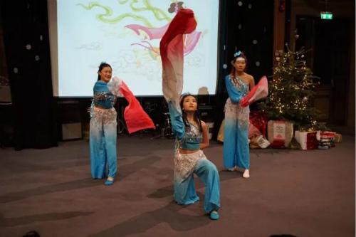 中国侨网校庆活动现场中国舞表演。