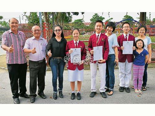 中国侨网杨千玉(左4)为华文“U转”,考到10A佳绩;左起陈健强、陈鸿基及詹雅媗,左5起范铭肯与母亲李碹宝、刘尚宇与母亲饶慧玉。(马来西亚《中国报》)