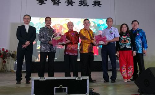 中国侨网巴生启明华小赠送水果礼篮给嘉宾。(马来西亚《星洲日报》)