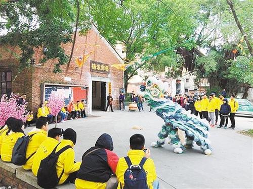 中国侨网华裔青少年欣赏威猛灵动的鹤派狮艺表演。