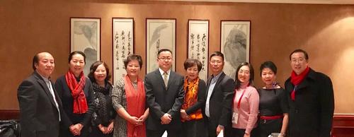 中国侨网图为邱立国为米兰龙甲中文学校颁发“优秀集体”证书。