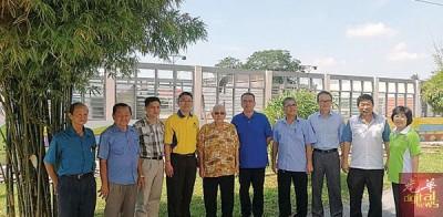 中国侨网姚炜豪（右五）在董家协及马华同志的陪同下巡视打惹南光华小校舍维修工程。（马来西亚《光华日报》）