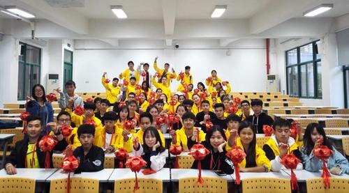 中国侨网营员参加灯笼制作实践课程学习。