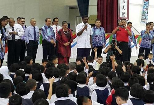 中国侨网卡玛拉纳登与该校学生进行互动交流。（马来西亚《东方日报》）