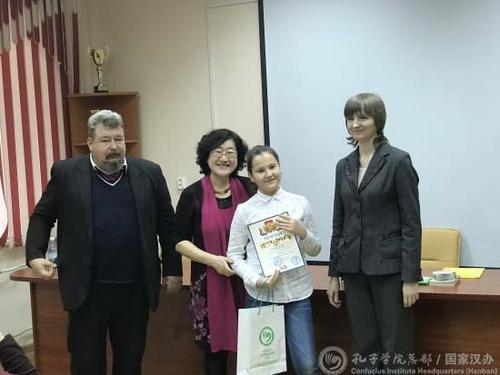 中国侨网孔子课堂中外方院长与乌丝果娃·达利娅合影。