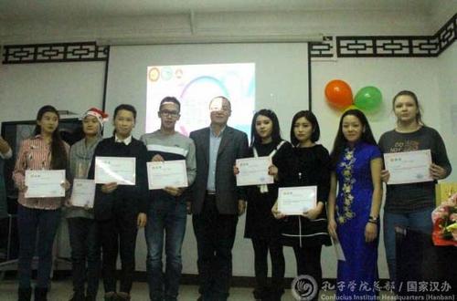 中国侨网颁发结业证书。