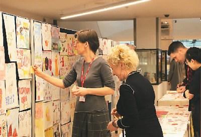 中国侨网英国奥斯特大学孔子学院“狗年”海报设计大赛,评委在评议作品。孔子学院总部/国家汉办供稿