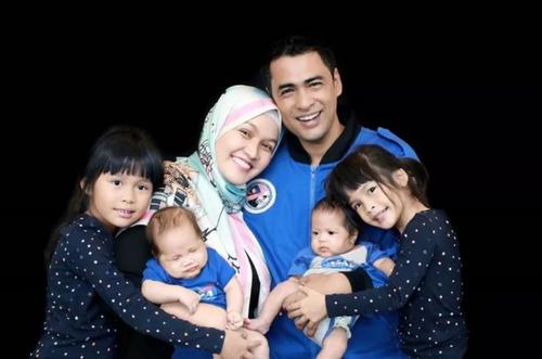 中国侨网马来西亚首位太空人锡慕查化（右二）已经是个4孩子的父亲，一家其乐融融，坚信把孩子送入华小是最佳的选择。（马来西亚《星洲日报》）