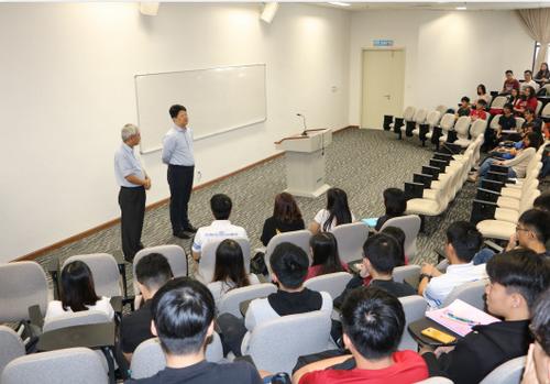 中国侨网驻马来西亚大使白天走进教室与学生们交流。