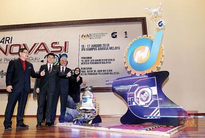 中国侨网苏莱曼（左起）、张盛闻、再纳阿尔兰及莎丽雅推介马来西亚师范学院革新日活动。（马来西亚《光华日报》）