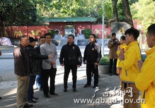 中国侨网雷彪（左三）看望禅武中心教练团队