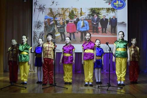 中国侨网白俄罗斯儿童用中文朗诵。