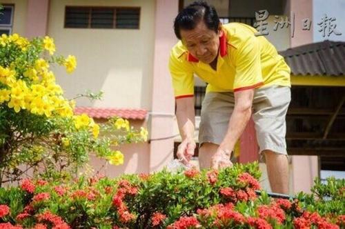 中国侨网颜容力在学生放学后才到校,避免影响学生上学。(马来西亚《星洲日报》)