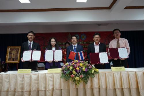 中国侨网宋卡王子大学孔院与宋卡市政府签订合作协议。