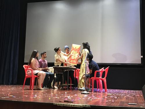 中国侨网孔院师生表演小品《过年》。