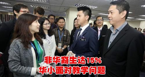 中国侨网张盛闻（右2）与出席研讨会的学者交流。（马来西亚《诗华日报》）