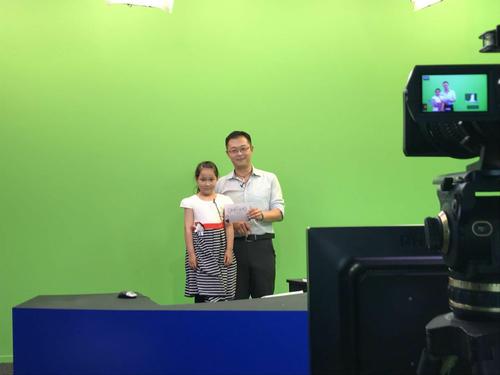 中国侨网节目主持人子非正在辅导孩子表演朗诵唐诗。摄影：朱彤